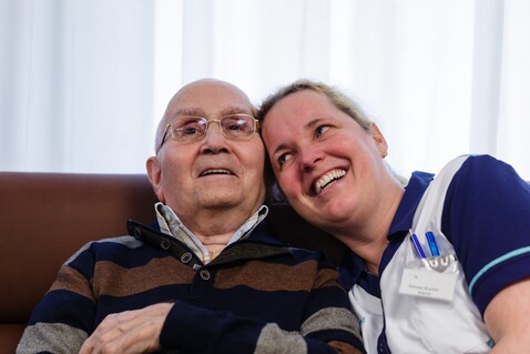 bewoner en medewerkster de Zorgboog