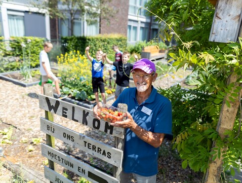 Toon Vereijken in tuin met kinderen