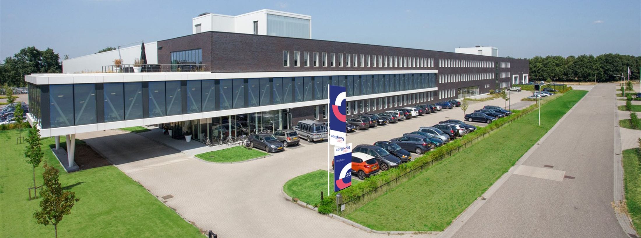 Buitenaanzicht van locatie Vuurijzer met een wapperende Zorgboog-vlag.