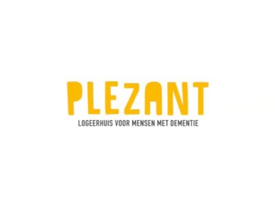Geel logo van Logeerhuis Plezant met een witte achtergrond.