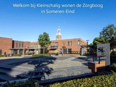 Buitenaanzicht van locatie Someren-Eind met een plein op de voorgrond.