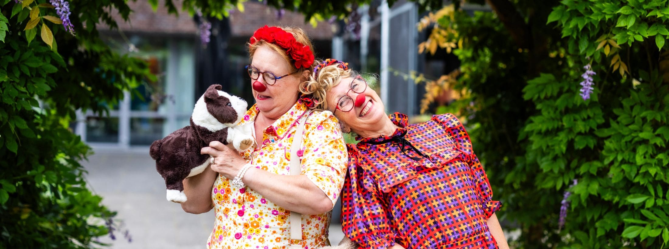 Twee medewerkers verkleed als contactclown